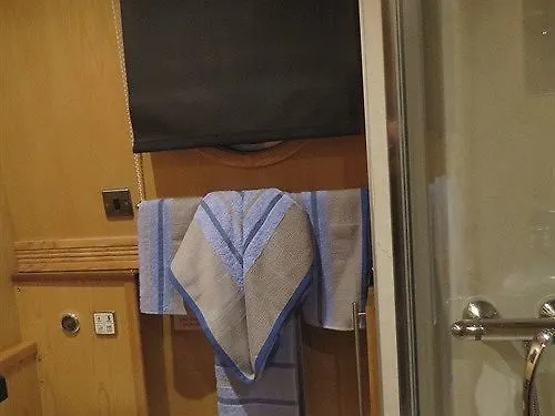 Houseboat Hotels シェフィールド 船上ホテル