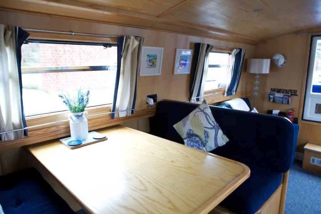 Houseboat Hotels シェフィールド 船上ホテル
